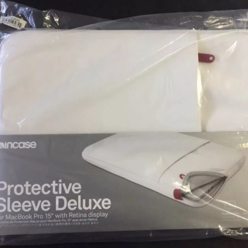 Incase Protective Sleeve Deluxe For MacBook Pro 15 Or iPad Pro. White/Cranberry